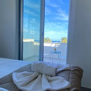Διαμέρισμα Wake Up By The Sea Flats, Πρωταράς